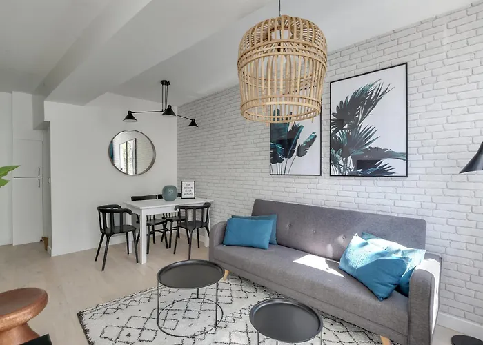 Promenade Bakeries From A Cozy Boho 1 Bedroom 아파트